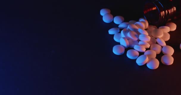Bouteille Verre Avec Des Pilules Blanches Des Médicaments Drogues Sur — Video