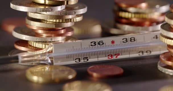 Меркурий Поднимается Термометр Измерить Температуру Окруженный Деньгами Монетами Расходы Здравоохранение — стоковое видео