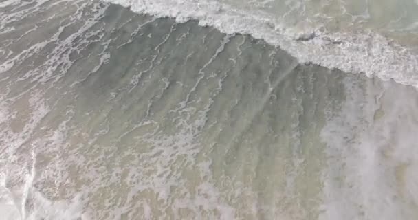 砂浜の波のトップダウンビュー 空中風景 — ストック動画