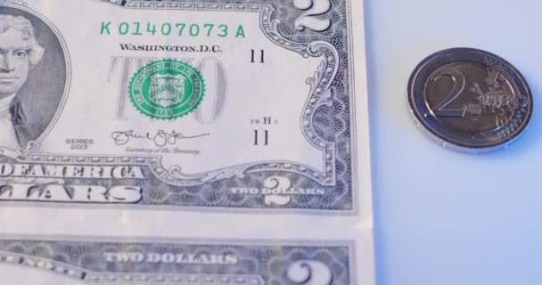 2ユーロ硬貨と2ドル紙幣 欧州通貨と米国通貨 Euと米国の間の交換 — ストック動画