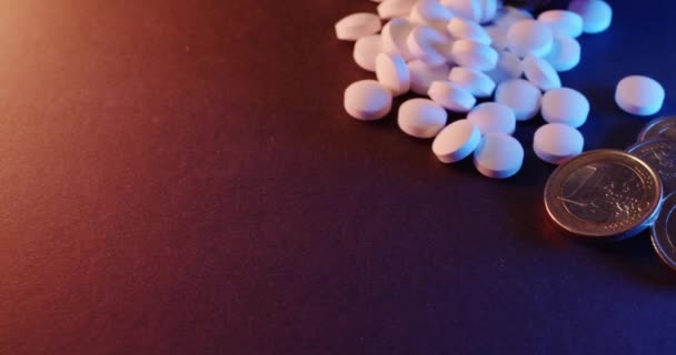 Comprimidos Drogas Com Moedas Euro Despesas Saúde Para Medicamentos Medicamentos — Vídeo de Stock