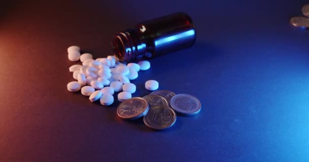 Piller Och Droger Med Mynt Och Euro Sjukvårdskostnader För Medicin — Stockvideo