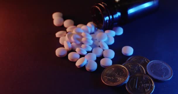 Pieniądze Narkotyki Białe Pigułki Nielegalnych Narkotyków Finanse Handlu Narkotykami Monety — Wideo stockowe