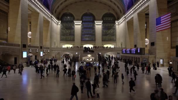 マンハッタン アメリカ 2021年11月 スローモーションの人々がグランド セントラル駅を歩く ライトアップされたメインコンコースホール — ストック動画
