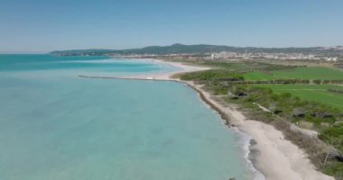 Plaj ve Akdeniz manzaralı. Tropik sahil, tatil ve tatil