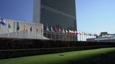 New York 'ta Birleşmiş Milletler önünde bayraklar. Uluslararası toplum. Rüzgarda dalgalanan bayraklar ağır çekimde