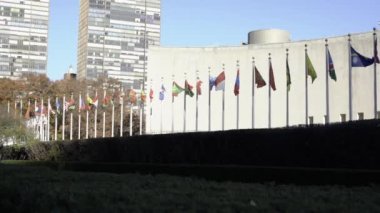 ABD 'deki Birleşmiş Milletler önünde farklı bayraklar. Slomo 'da uluslararası bayraklar. Birleşmiş Milletler Güvenlik Konseyi