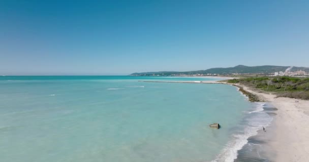 이탈리아의 아름다운 해변입니다 공중에서 지중해를 수있다 — 비디오