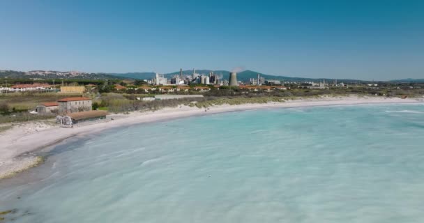 Luftaufnahme Des Schönen Strandes Und Der Bucht Große Chemiefabrik Hintergrund — Stockvideo