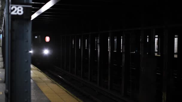 Манхэттен Сша Ноябрь 2021 Slow Motion Mta Subway Train Entering — стоковое видео