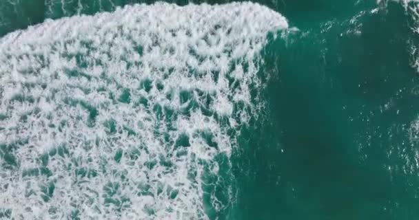 海の中の波の空中ビュー 電流と波の上下のビュー 海面上昇の概念 水の色が二色 — ストック動画