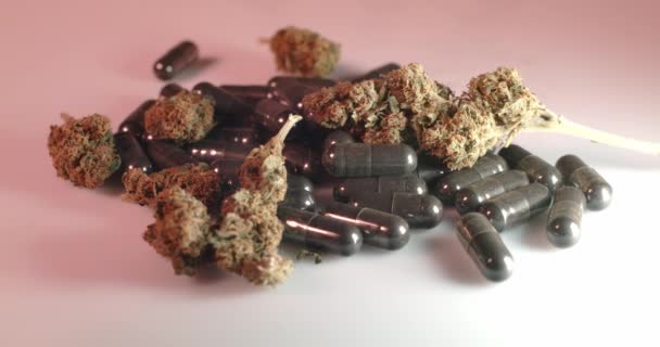 Juridische Illegale Drugs Medicijnen Cannabisknoppen Bovenop Tabletten — Stockvideo