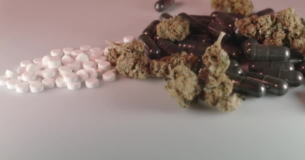 Tabletas Cogollos Cannabis Sobre Fondo Blanco Aislados Hierba Como Medicamento — Vídeo de stock