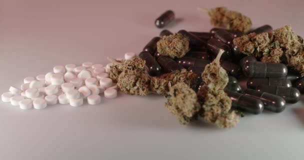 Cannabis Und Medizin Auf Weißer Oberfläche Unkrautknospen Und Schwarze Tabletten — Stockvideo