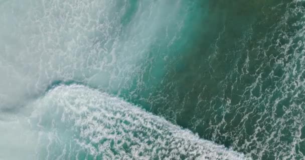 波のトップダウンビュー 空中展望 海の上から見た 波がブレーキを 海の中の美しい波 — ストック動画