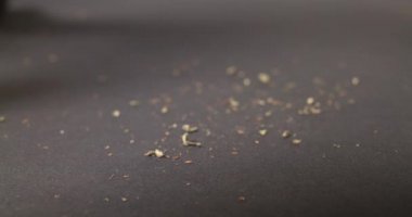 Esrar Buds siyah arka plana düşüyor. Marihuana çiçeği düşüyor. 4K