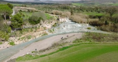 Saturnia 'da sıcak su kaynağı. Güzel termal kaplıca havuzlarının havadan görünüşü