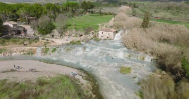 Saturnia 'da sıcak su kaynağı. İtalya, Toskana 'daki güzel termal spa havuzlarının hava manzarası.