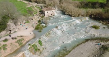 Saturnia Termal Banyo. Güzel termal şelalelerin hava manzarası. Doğada sıcak suda dinleniyor.
