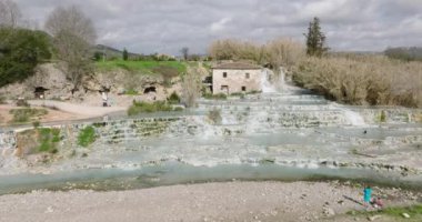 Satürnia, Toskana, İtalya 'daki güzel termal kaplıca şelaleleri ve havuzlarının havadan görünüşü