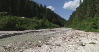 Alplerdeki nehir yatağının üzerinde uçuyor. Güney Tyrol 'da Güzel Vadi
