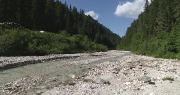 Volando Sobre Lecho Del Río Los Alpes Hermoso Valle Tirol — Vídeos de Stock