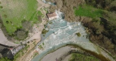 Saturnia termal banyolarının yukarıdan aşağı görüntüsü. Toskana 'daki güzel turkuaz şelaleler. Hava görünümü