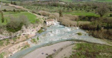 Saturnia İtalya 'da termal banyo. İtalya 'nın Toskana kentindeki popüler termal kaplıca manzarası