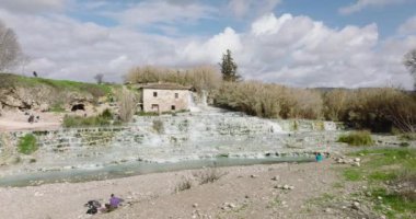 Satürnia, Toskana, İtalya 'daki güzel termal kaplıca şelaleleri ve havuzlarının havadan görünüşü