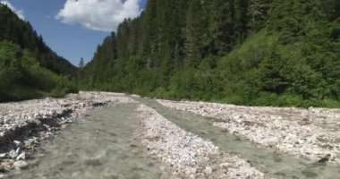 Alplerdeki nehir yatağının üzerinde uçuyor. Güney Tyrol 'da güzel bir vadi. Su akıyor.