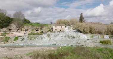 Saturnia termal kaplıcası. Güzel termal şelale ve küçük göletlerin havadan görünüşü. Sıcak suda dinlenirler.