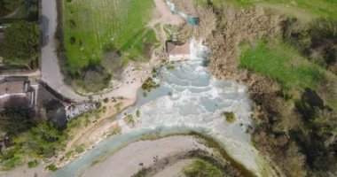 Saturnia, Toskana, İtalya 'daki güzel termal kaplıca şelaleleri ve havuzlarının havadan görünüşü. Güzel kaplıcaların tepeden aşağı manzarası