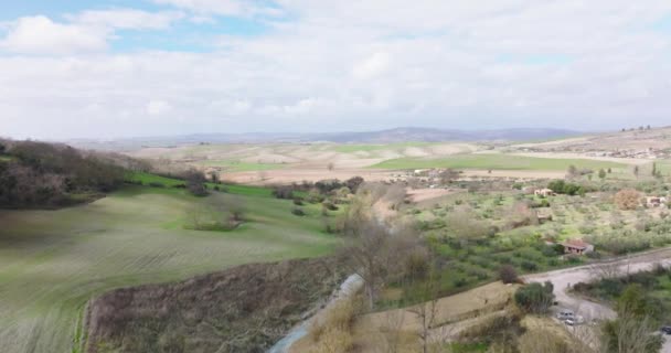 トスカーナの美しい広い空中風景 イタリアの春に丘陵やフィールドを圧延 ドローンフライト — ストック動画