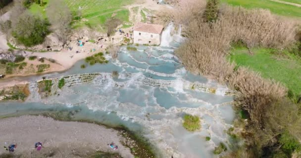 イタリアのトスカーナのサトニア熱プールの空中ドローンビュー 明るい天然ミネラルプールの概要が飛ぶ — ストック動画