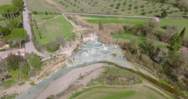Terme di Saturnia 'nın hava manzarası Toskana, İtalya, Avrupa' daki doğal havuzları