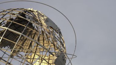 New York, Queens 'teki Flushing Meadows parkında Unisphere Globe üzerinde uçan uçak.