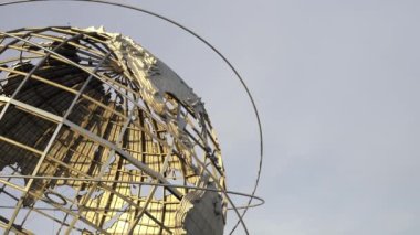 New York, Queens 'teki Flushing Meadows parkında Unisphere Globe üzerinde uçan uçak. New York 'tan kalkan uçak.