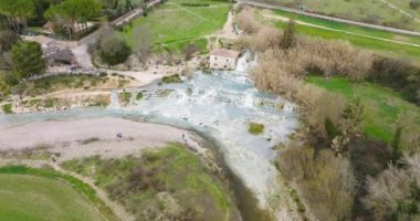 İtalya, Toskana 'daki Saturnia Kaplıcaları Havalimanı. Sıcak termal suda dinleniyor. Kuş bakışı