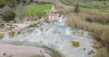 İtalya, Toskana 'daki Saturnia Kaplıcaları Havalimanı. Sıcak termal suda dinleniyor.