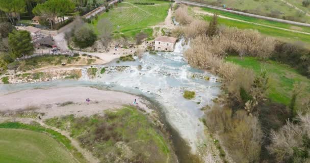 Aerial Saturnia Hőforrások Toszkánában Olaszországban Pihentető Meleg Termálvízben Madártávlat — Stock videók