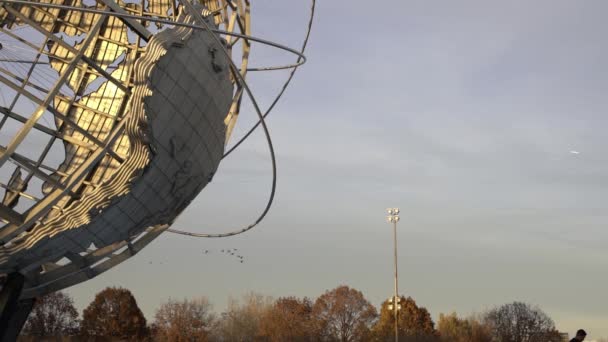 Queens Unisphere Globe Arkasında Uçan Kuşlar Arka Planda Uçaklar — Stok video