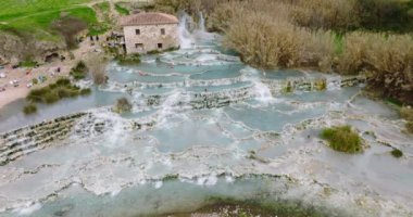 Saturnia 'da şelaleleri ve kaplıcaları olan doğal kaplıcalar, termal banyolar, Grosseto, Toskana, İtalya, Kaplıcaların yukarıdan aşağı manzarası