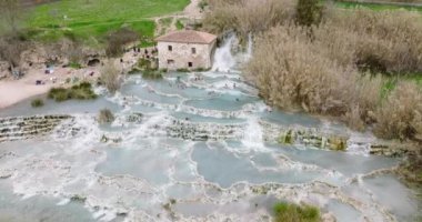 Toskana, İtalya 'daki doğal banyonun havadan görünüşü. Sıcak kristal kaplıca suyu. Şelaleli ve kaplıcalı Saturnia doğal kaplıcası
