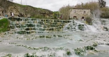 Toskana 'daki Satürn termal banyolarının alçak hava görüntüsü. Göletler ve şelaleler