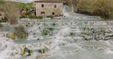 İtalya, Toskana 'da Saturnia Termal Havuzu. Sıcak suda dinlenirler.