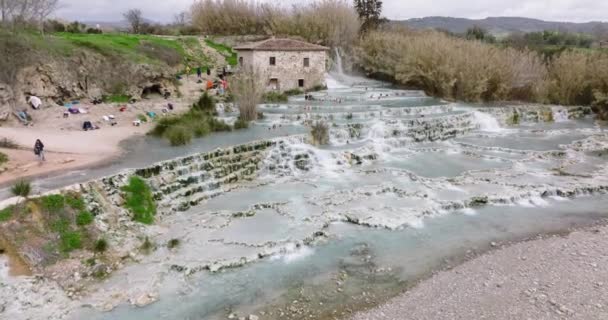 Banho Termal Saturnia Toscana Itália Cachoeira Famosa Itália Influenciador Esporte — Vídeo de Stock