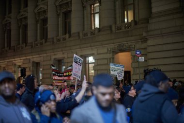 Manhattan, ABD - 30 Ekim. 2019: Manhattan, New York 'ta protesto yapan MTA çalışanları. TWU Sendika Protestosu. Birleştirme