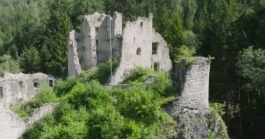 Güney Tyrol Ormanı 'ndaki eski Kale harabelerinin havası. Güney Tirol 'ü gezmek