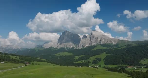 Luftaufnahme Einer Wunderschönen Und Epischen Berglandschaft Seiser Alm Südtirol Wandern — Stockvideo