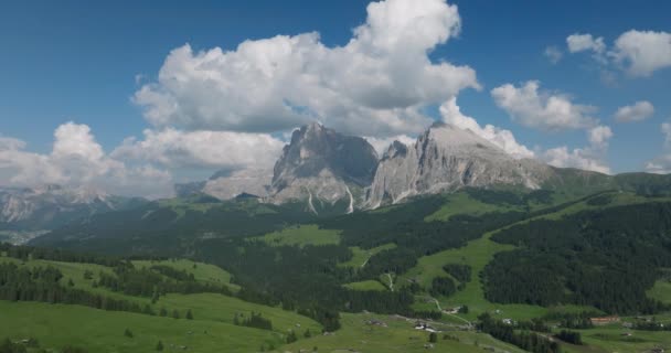 Sassolungo Hegy Val Gardenában Olaszországban Mountain Aerial Landscape Alpokban Túrázás — Stock videók